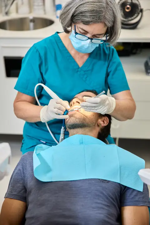 Profesionala paziente bati arreta ematen Hortzagin Klinikako gela batean.