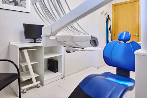 Hortzagin Klinikako gela bateko aulkiaren eta ekipoaren xehetasuna.