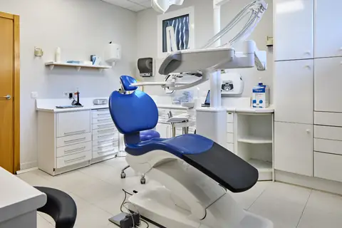 Hortzagin Klinikako gela, hortz-aulki urdinarekin eta lan-ekipoarekin.