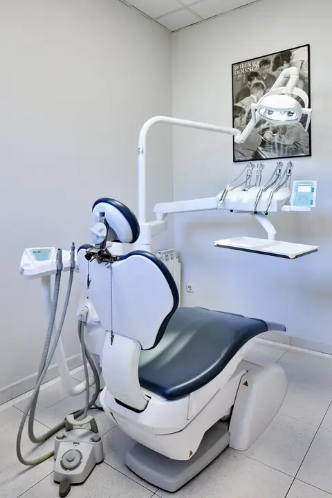 Ekipamendua eta hortz-aulkia Orioko Hortzagin Klinikan.
