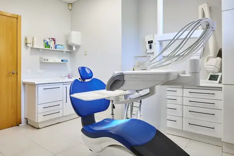 Aulkia eta hortz-ekipoa Hortzagin Klinikako geletako batean.