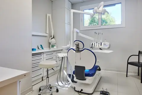 Hortz-aulkia duen gela baten barrualdea Hortzagin Klinikan.