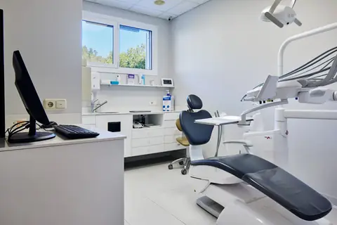 Hortzagin Klinikako hortz-gela, aulkiarekin eta argi naturalarekin.