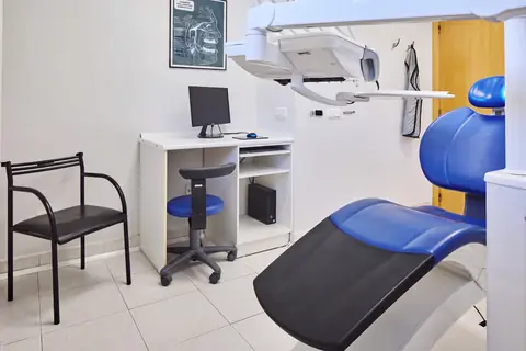 Hortz-gela, aulki urdinarekin eta monitorearekin, Hortzagin Klinikan.