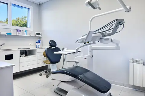 Hortz-aulkia leihoaren ondoan, Hortzagin Klinikako gela batean.
