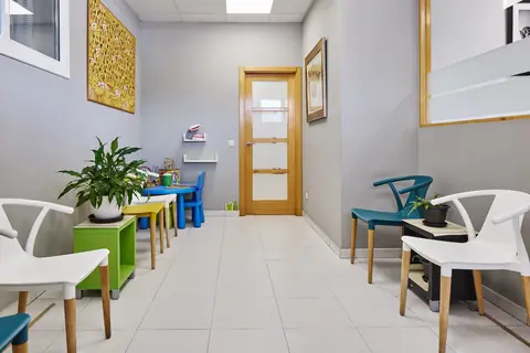 Orioko Hortzagin Klinikako itxarongela eta barruko sarbidea.