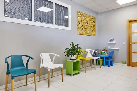 Eserlekuak eta haurrentzako txokoa Hortzagin Klinikako itxarongelan.