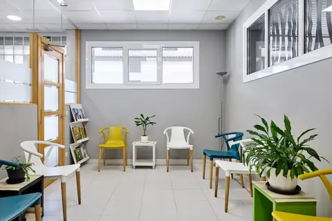 Hortzagin Klinikako itxarongelaren ikuspegia, leihoaren ondoan.