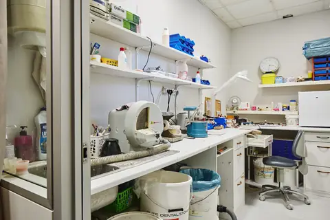 Lan teknikorako eremua, tresneriarekin eta materialekin, Hortzagin Klinikan.